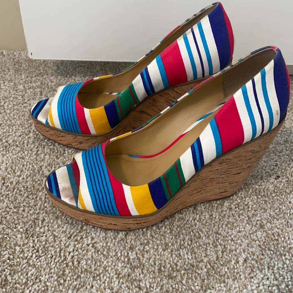 Nine West women’s wooden style wedge 4.5” tall size 7 good condition